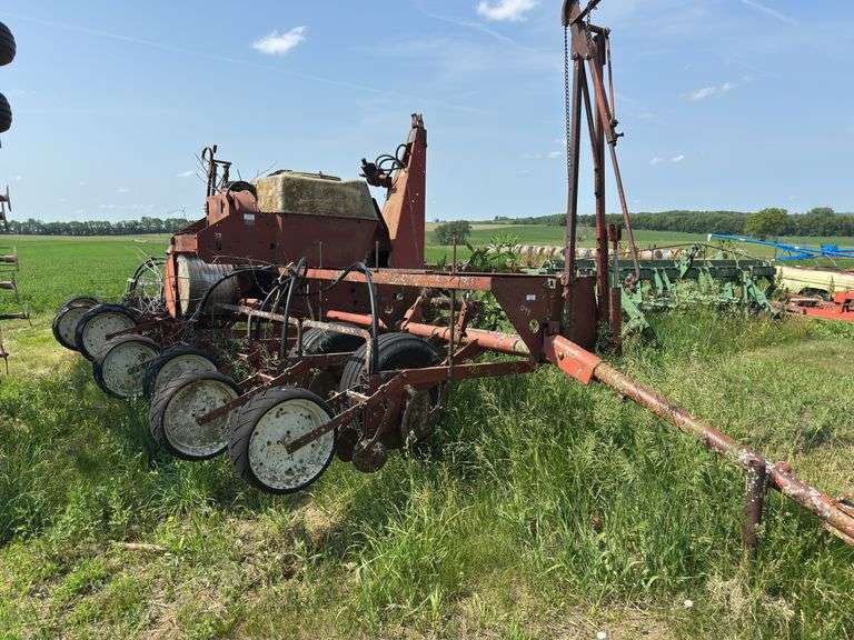 International 400 6-Row Planter image