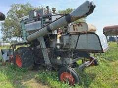 Allis Chalmers Gleaner F Combine