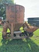 Farmhand Feedmaster Feed Wagon H805-A Model