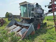 Allis Chalmers Gleaner F Combine