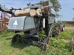 Allis Chalmers Gleaner F Combine