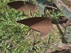 John Deere Plow - 4 Bottom, 3pt,