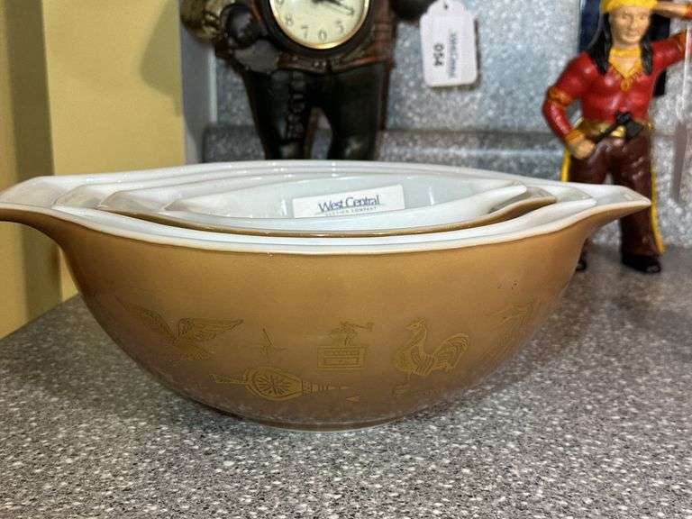 Pyrex Homestead 4-Piece Nesting Mixing Bowl Set image