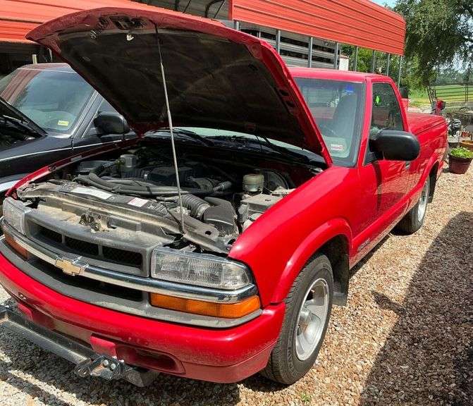 2000 Chevrolet S10 Pickup Truck with Bed Cover. Does have title.