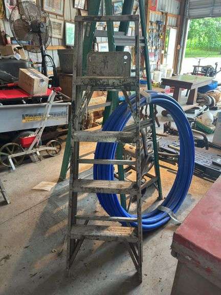 5ft Aluminum Step Ladder image