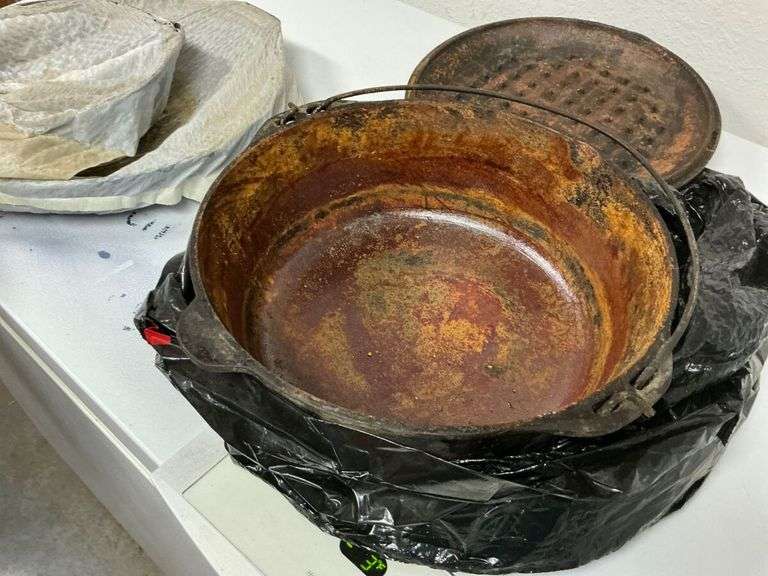 Cast Iron Cooking Lot: Dutch Oven, Grill Lid, Lodge Skillet image