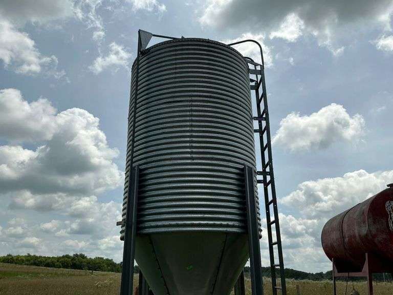 Corrugated Metal Grain Bin with Ladder. Has about a ton of corn in it.