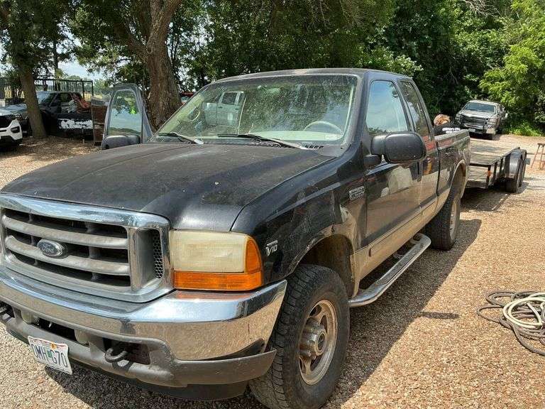 2001 Ford F-250 Super Duty 4x4 Pickup Truck. Does have title.