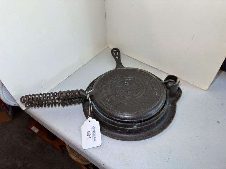 Griswold American No. 8 Waffle Iron image