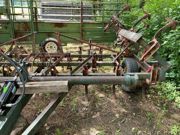 Oliver 21ft cultivator. Has new sweeps and springs and hydraulic hoses.
