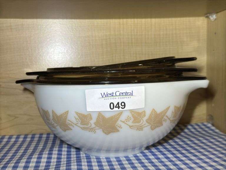 Pyrex Cinderella Bowl with Lids image