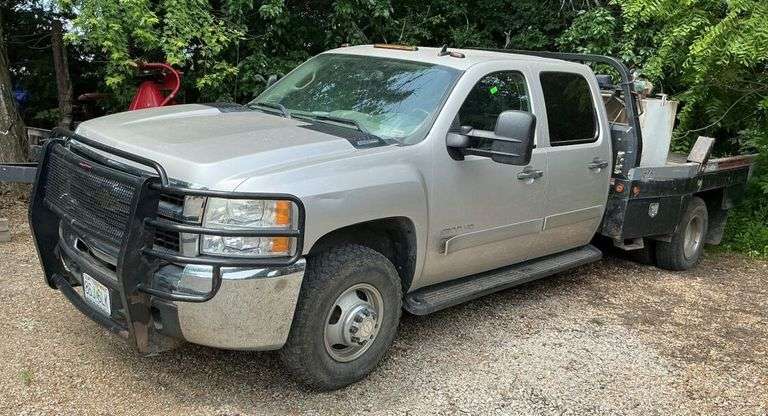 Silver 2007 Chevrolet Silverado 3500 Crew Cab Dually Flatbed Truck, DewEze Bale bed, 6.6L Duramax Diesel, 4 x 4, Automatic Transmission. Does have title.