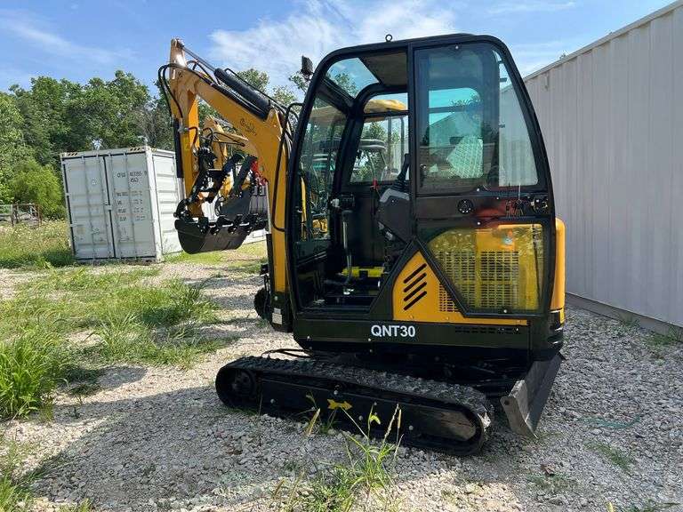 Mini Excavator  QNT30 image
