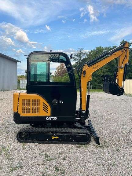 Mini Excavator  QNT30 image