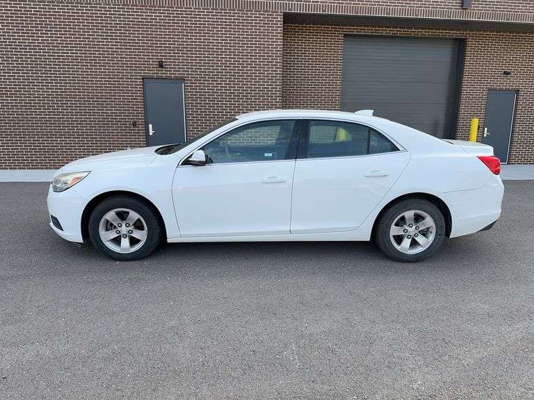 2016 White Chevrolet Malibu Sedan image