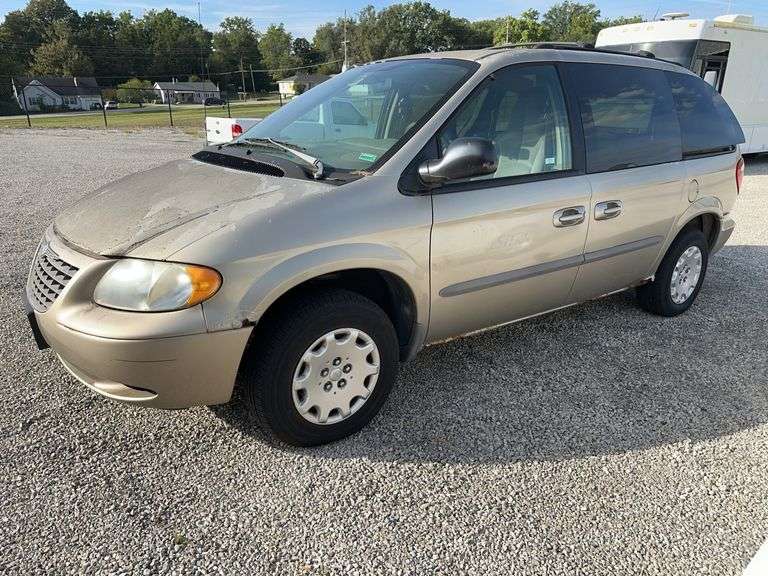 2002 Chrysler Voyager LX Minivan - Gold Exterior image