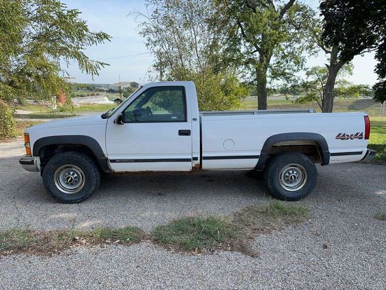 2000 Chevy 2500 4x4 Pickup Truck image