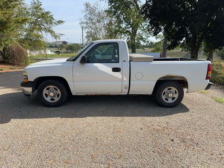 2000 Chevrolet Silverado 1500 2wd Truck with Toolbox image