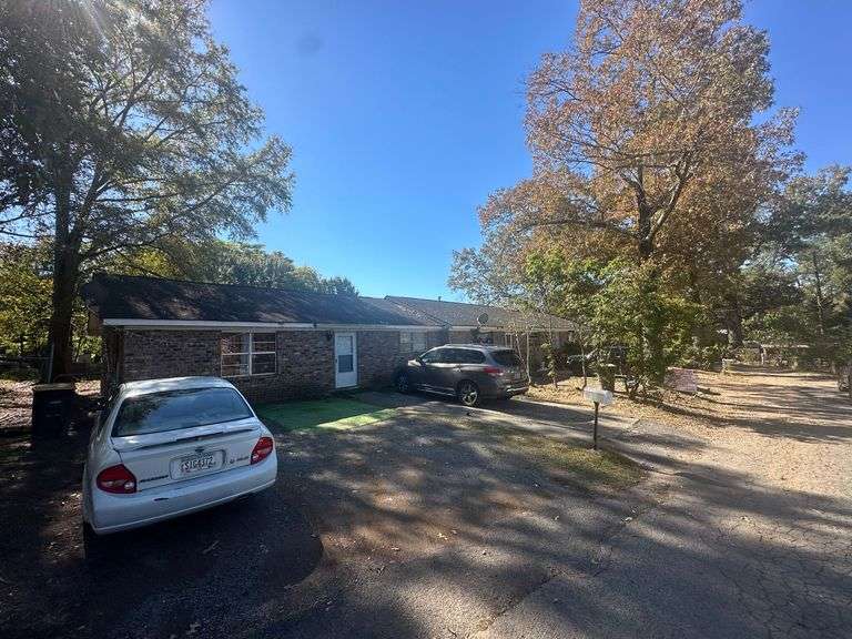 Triplex located at 103 Sampson St (I13L 049) image