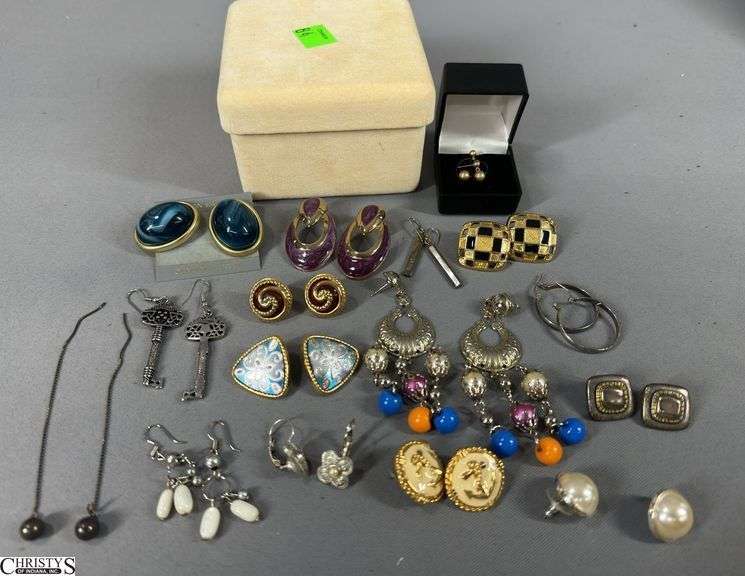 16 Pairs of Earrings in Beige Box image