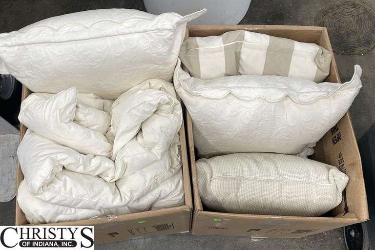 Decor Pillows, Duvet Insert, Needs Cleaned