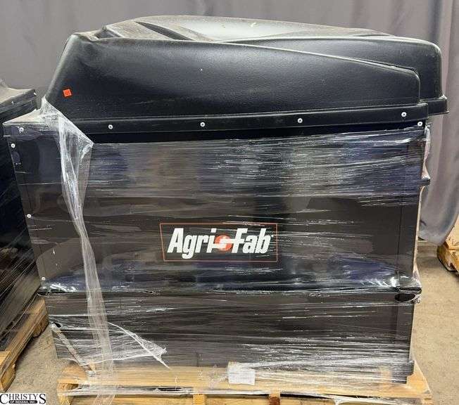 Agri-Fab 26 Bushel 32 cu. ft. Mow and Vac Shows Damage To Top / Store Return / Shell Pull image