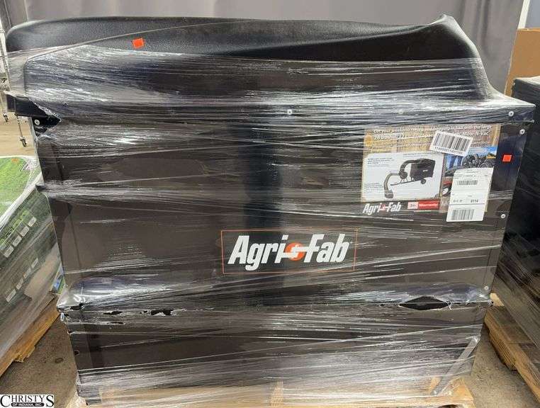 Agri-Fab 26 Bushel 32 cu. ft. Mow and Vac Shows Damage To Top / Store Return / Shell Pull image