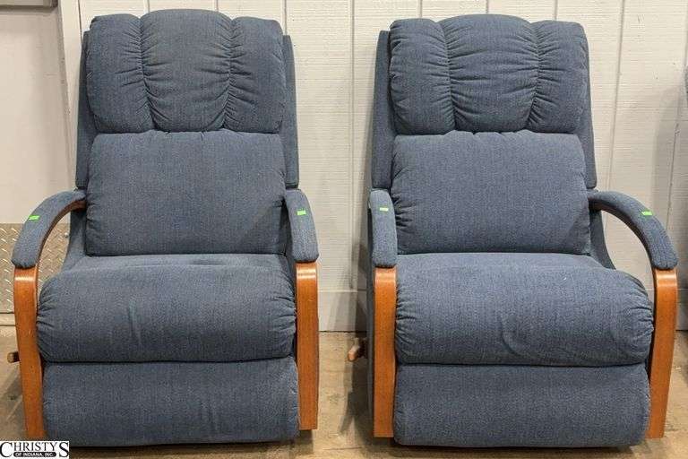 Pair La Z Boy Harbor Town Recliners - 28"  x 40" - 18" seat of each image