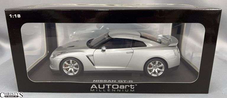 AutoArt Millennium 1:18 Nissan GT-R Diecast Model Car image