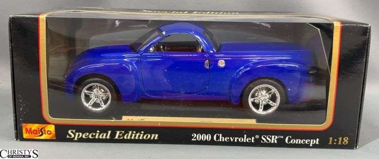 Maisto 2000 Chevrolet SSR Concept 1:18 Scale Diecast Car image