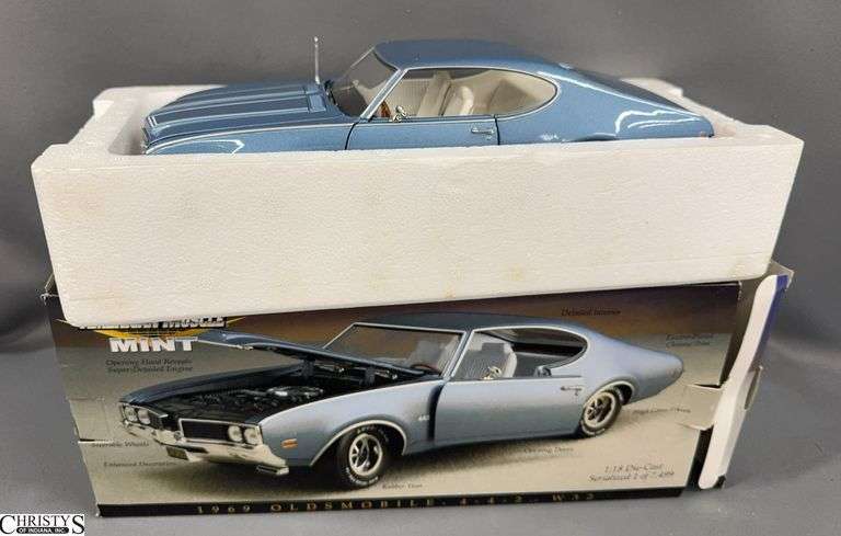 1969 Oldsmobile 4-4-2 W32 American Muscle Die-Cast 1:18 image