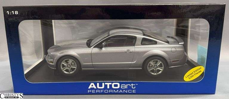 AutoArt 2005 Ford Mustang GT (2004 Auto Show Version) 1:18 Scale Diecast Model image