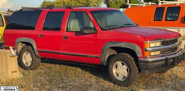 1994  CHEVROLET  Suburban Towed Here Starts and Goes Into Forward and Reverse image