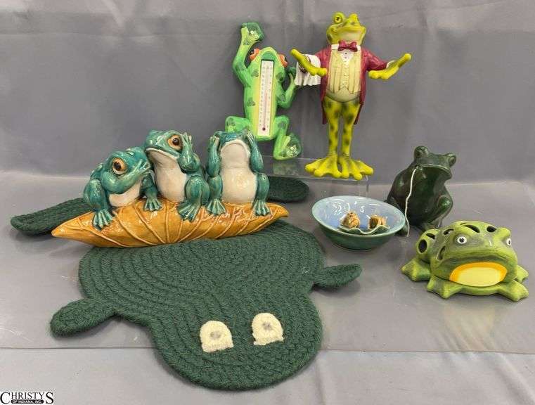 Frog Theme Braided Rug, Window Hanging, Thread Holder, Figurines - 21" of rug image