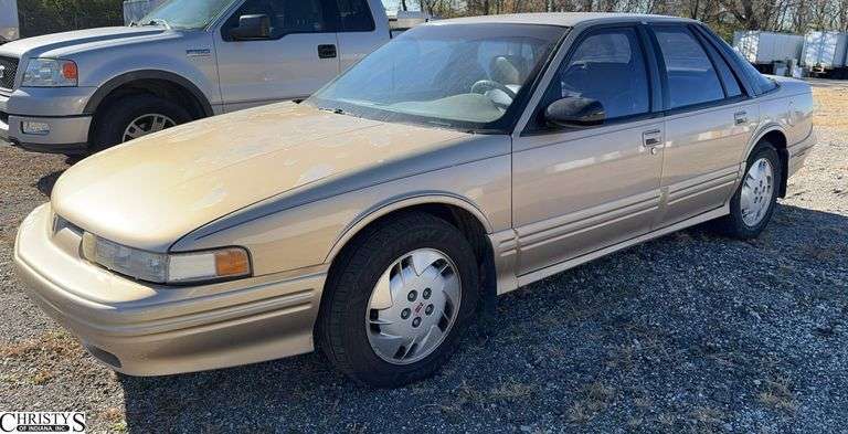 1995  OLDSMOBILE  Cutlass Supreme Towed in Dead Battery. We jump started it here and drove it around the parking lot. image