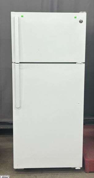 GE Refrigerator - 28" x 30" x 64" - Would benefit from a cleaning image