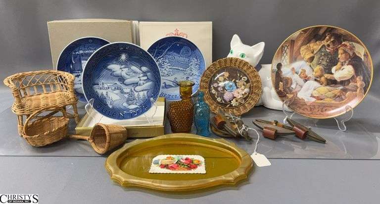 Collector Plates, Large Ceramic Cat, Drawer Pulls, Misc - 11" of cat image