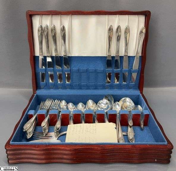 Triple Plate Oneida "Queen Bess" Flatware In Case 89pcs image