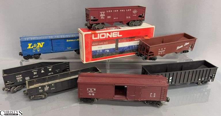 8 Lionel Model Train Cars - 10" of largest image
