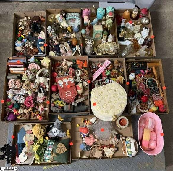 Skid of Perfume Bottles, Figurines, Wood Decor, Misc - SKID NOT INCLUDED image