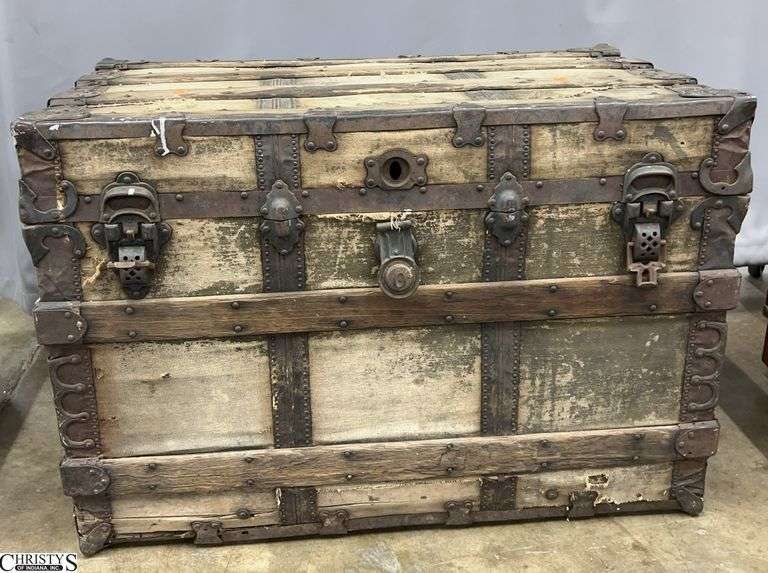 Le Morris & Co. Trunk Dirty and Damaged 36x22x25 image