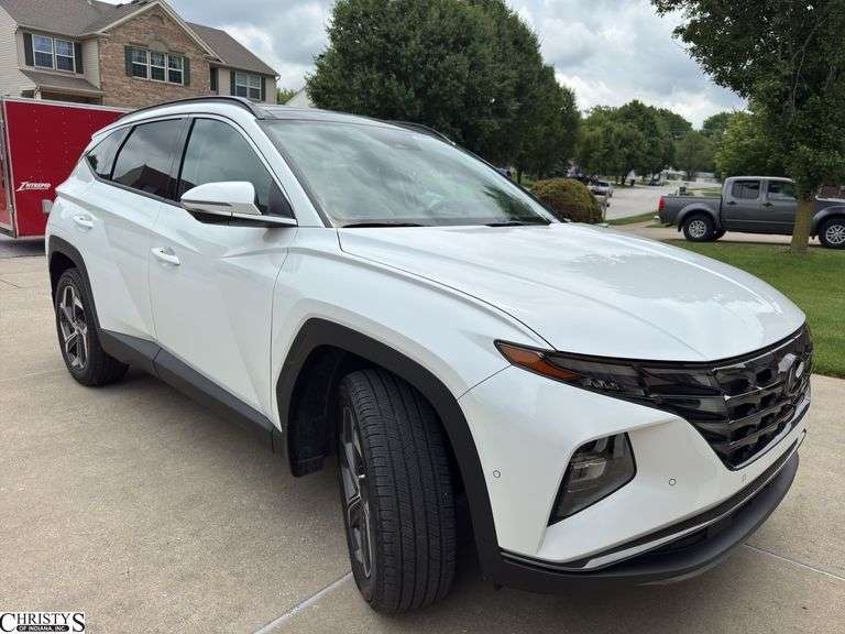 2022  HYUNDAI  Tucson Drive to Christy’s Has some damage inside drivers back door see photos
