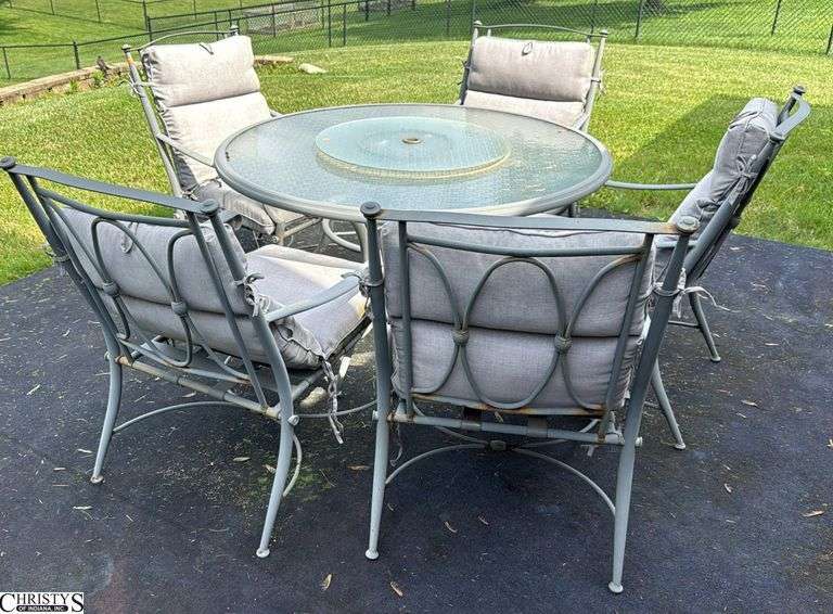 Patio Table and 5 Chairs 54” Across. some Rust image