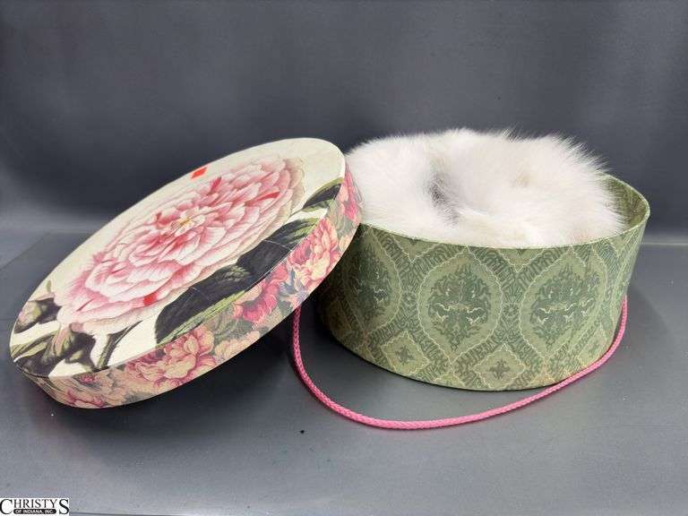 Ladies Pearlmans Fox Fur Hat in Decorative Storage Box - 8.5 D of hat interior image