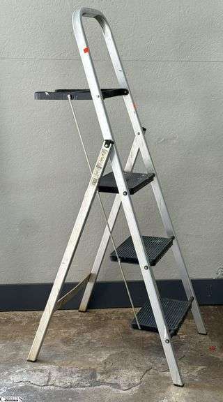 Folding Step Ladder with Tool Shelf 5ft image