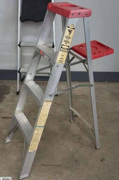 4' Aluminum Ladder 200lbs Limit image