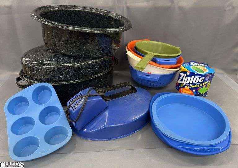 Roaster Pans, Plastic Strainers, Silicone Cake Pan image