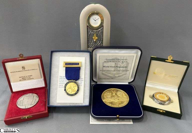 5pcs Commemorative or Appreciation Medals and Desk Clock image