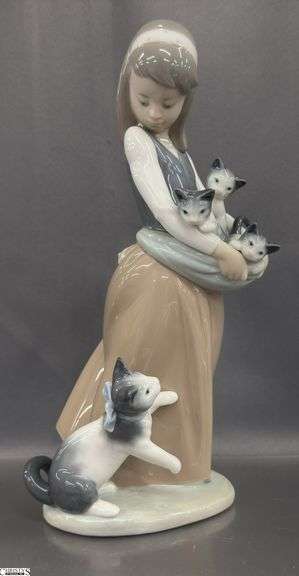 Lladro "Following Her Cats" 1309, 10" Tall image