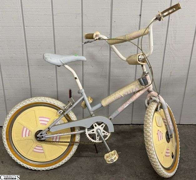 Girls Concept Bicycle - Shows Wear image